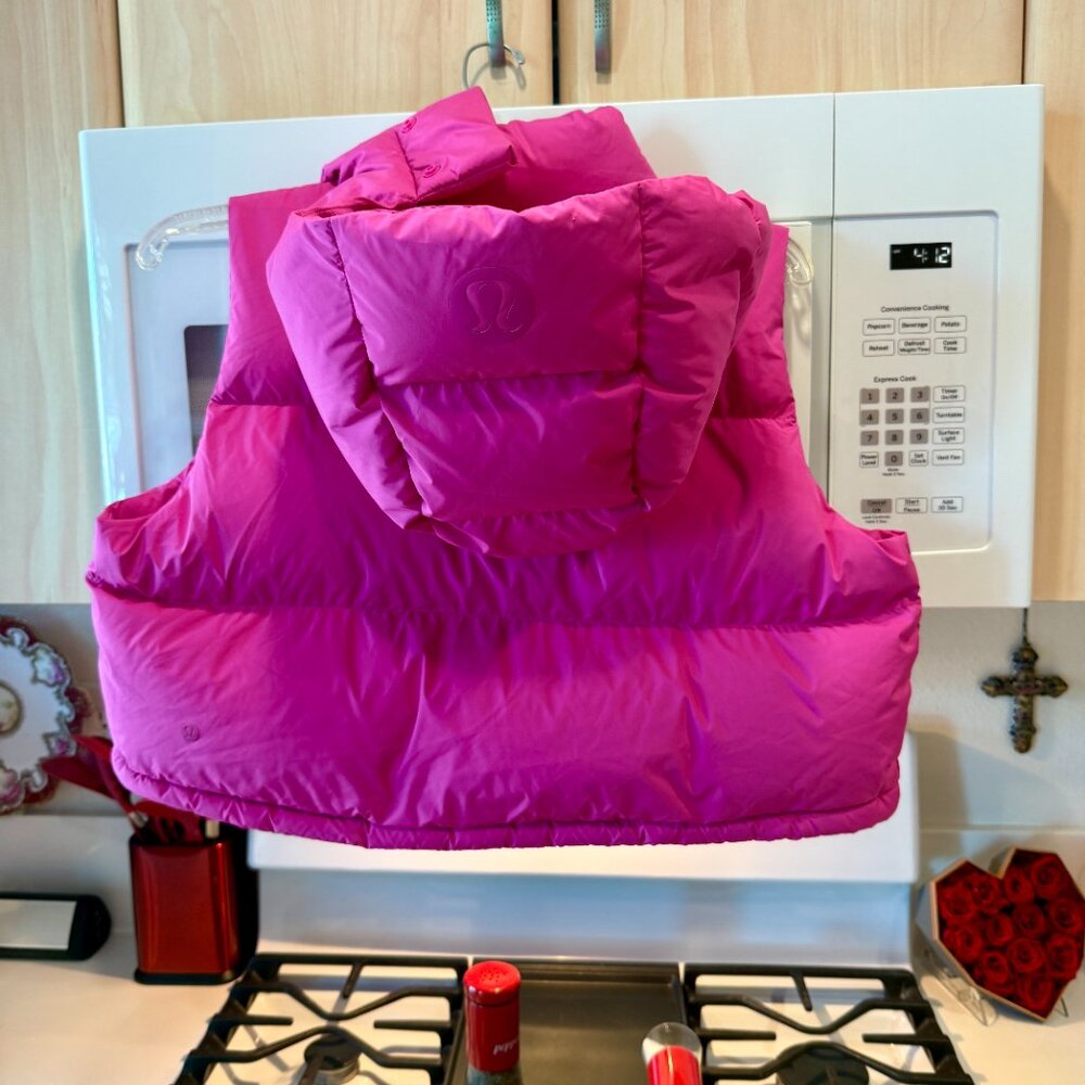 NWT RARE>>> Sonic Pink Cropped vest removable hood SOLD OUT Puff